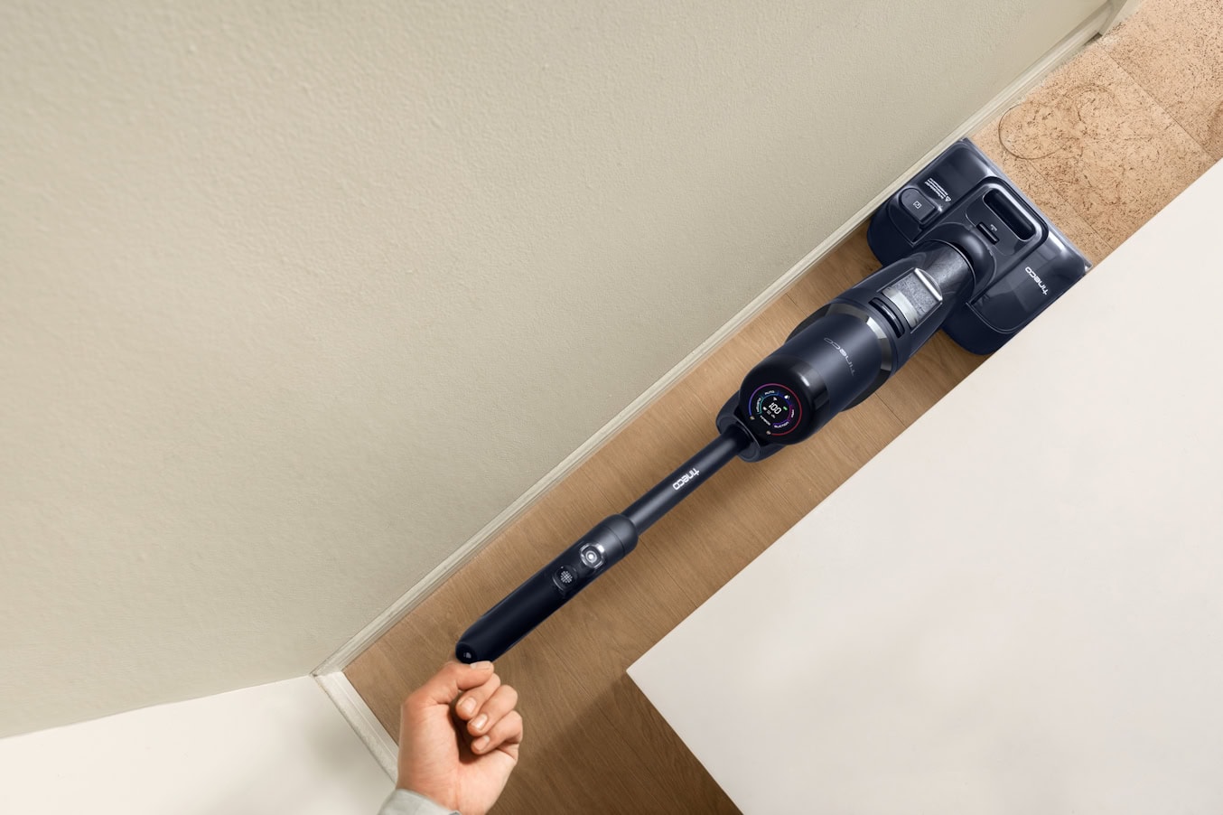 Aspirator Tineco Smart floor, care înglobează funcții de aspirare și mopiare în același timp, pentru o curățare eficientă și rapidă a podelelor.